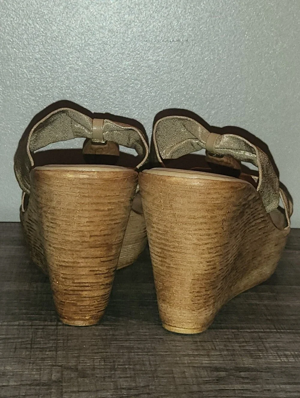 Italian Shoemakers Women's Biege & Gold Wedge Sandals Size 7.5